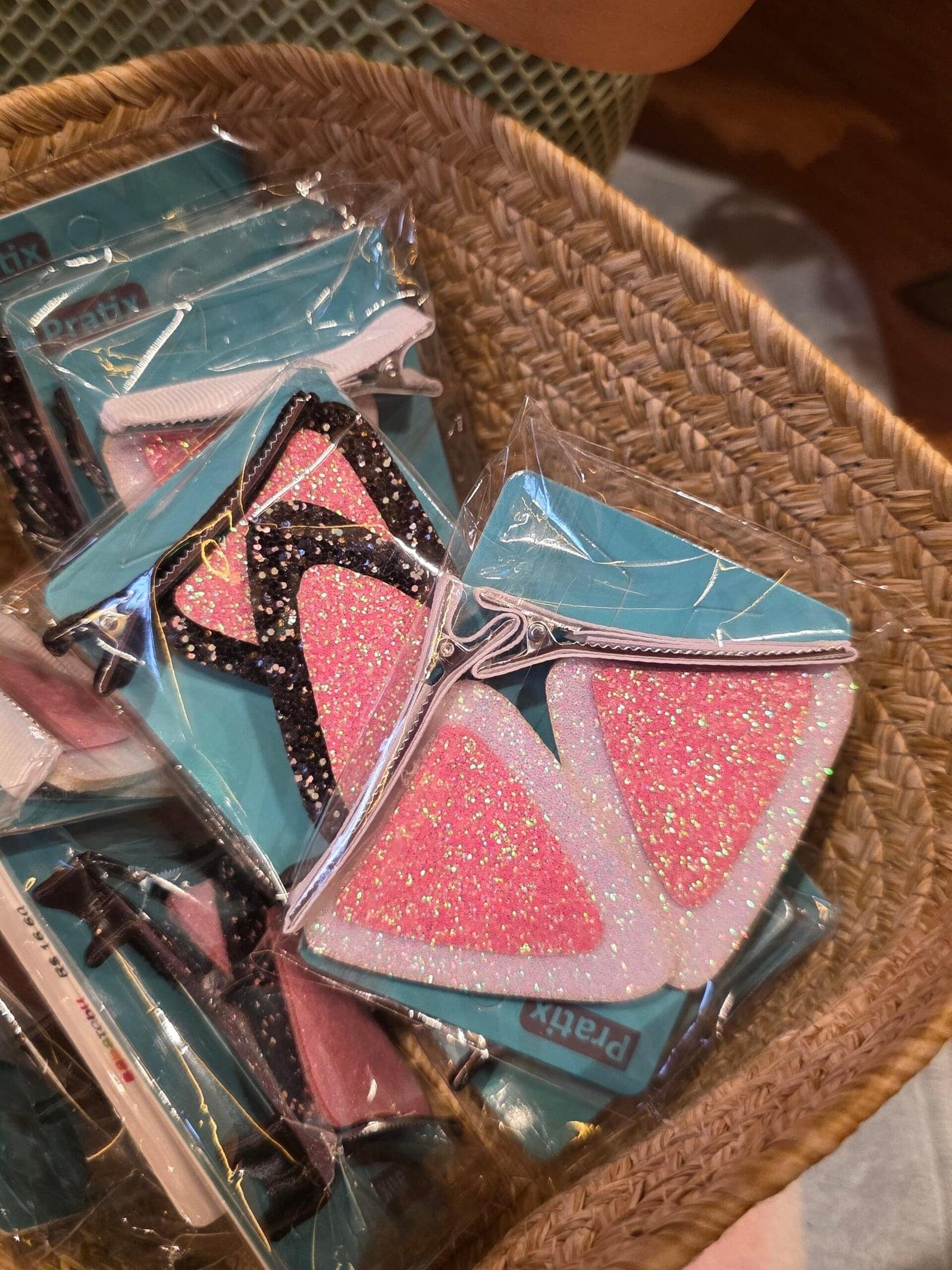 CONJUNTO COM 2 PRENDEDORES DE METAL COM APLIQUE DE PLASTICO PARA CABELOS - ORELHA DE COELHO - F597